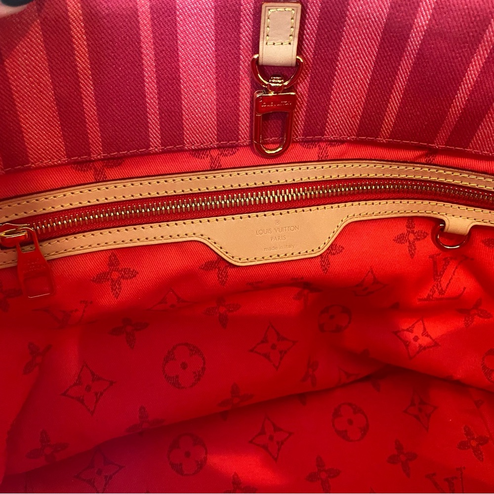 Louis Vuitton Tote - Picture 2 of 7